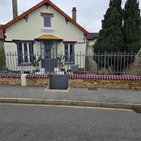 Maison Entiere Avec Jardin Et Parking A Cote De La Gare Et Pas Loin De Paris Holiday home